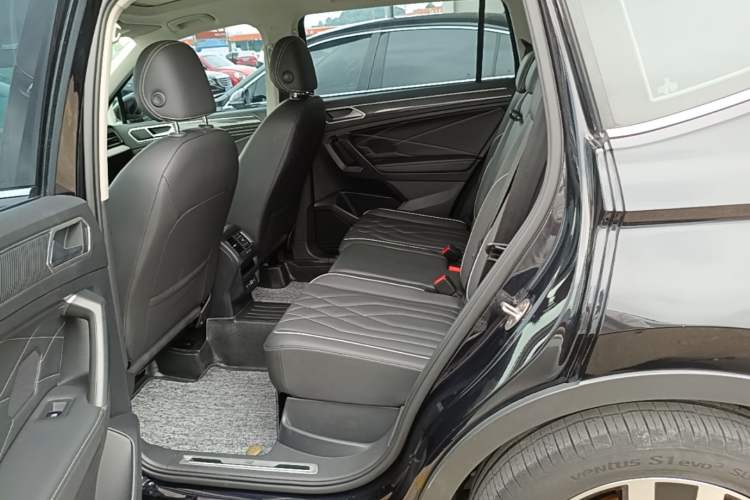 Used Volkswagen Tiguan L 2022 330TSI Automatic Two-Wheel Drive R-Line Enhanced Edition Left Rear Seat
