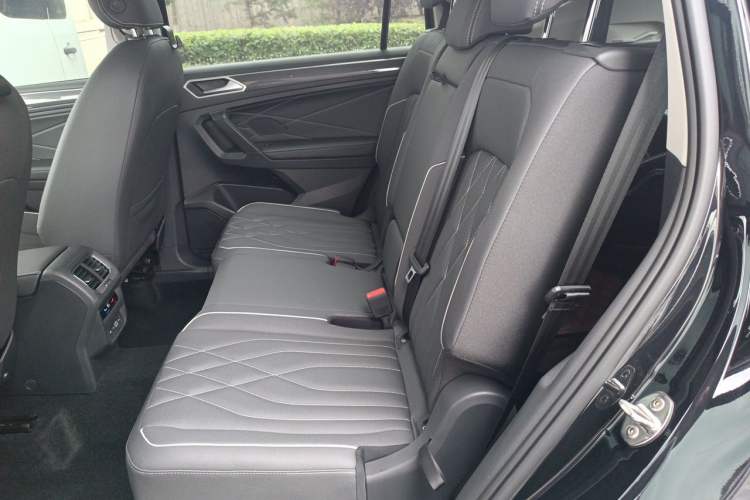 Used Volkswagen Tiguan L 2022 380TSI Automatic All-Wheel Drive R-Line Enhanced Comfort 7-Seater Left Rear Seat