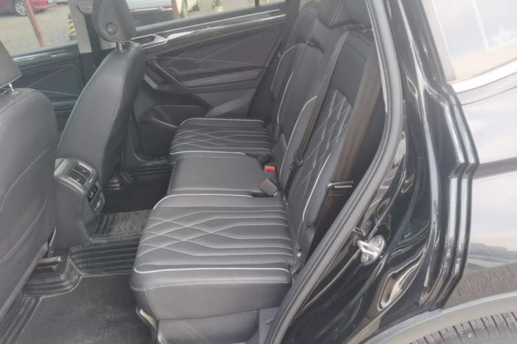 Used Volkswagen Tiguan L 2022 330TSI Automatic Two-Wheel Drive R-Line Enhanced Edition Left Rear Seat