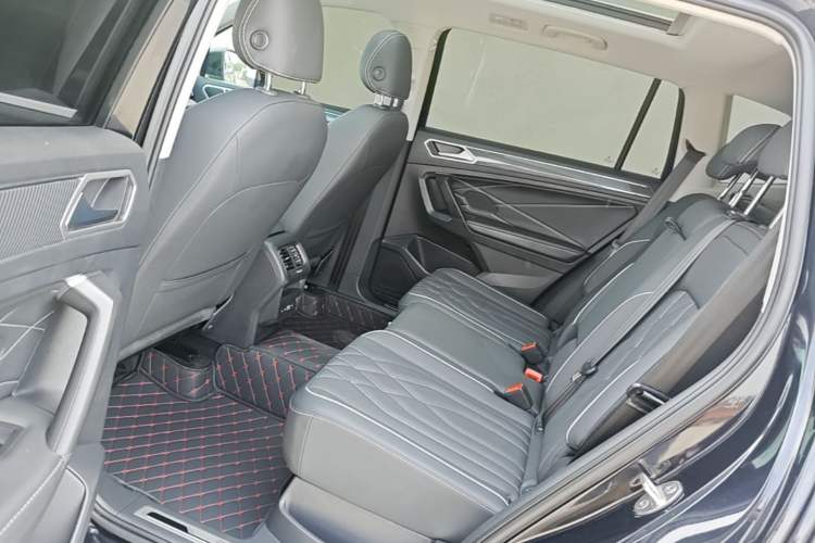 Used Volkswagen Tiguan L 2022 330TSI Automatic Two-Wheel Drive R-Line Enhanced Edition Left Rear Seat