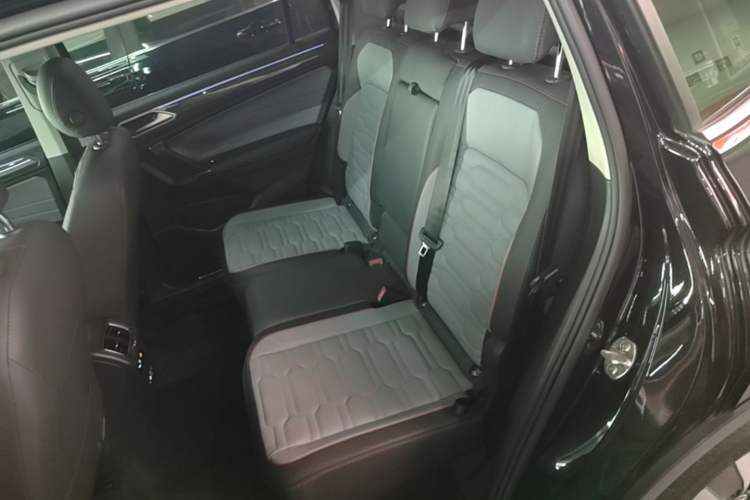 Used Volkswagen Tiguan L 2022 330TSI Automatic Two-Wheel Drive R-Line Flagship Edition Left Rear Seat