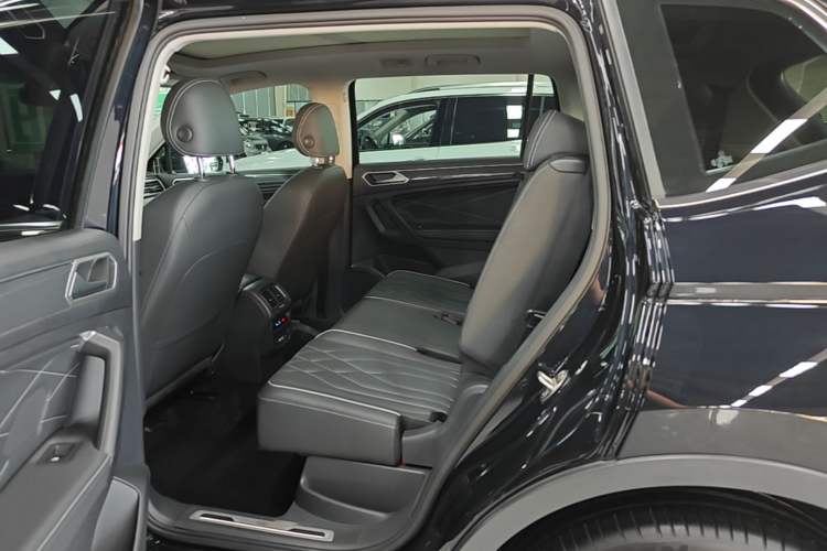 Used Volkswagen Tiguan L 2022 380TSI Automatic All-Wheel Drive R-Line Enhanced Comfort 7-Seater Left Rear Seat