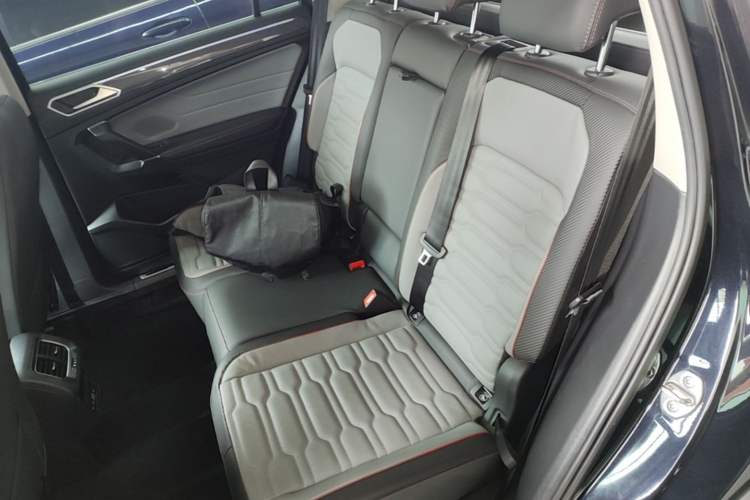 Used Volkswagen Tiguan L 2022 330TSI Automatic Two-Wheel Drive R-Line Flagship Edition Left Rear Seat