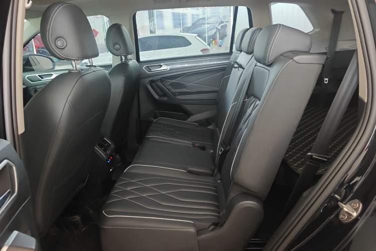 Used Volkswagen Tiguan L 2022 380TSI Automatic All-Wheel Drive R-Line Enhanced Comfort 7-Seater Left Rear Seat