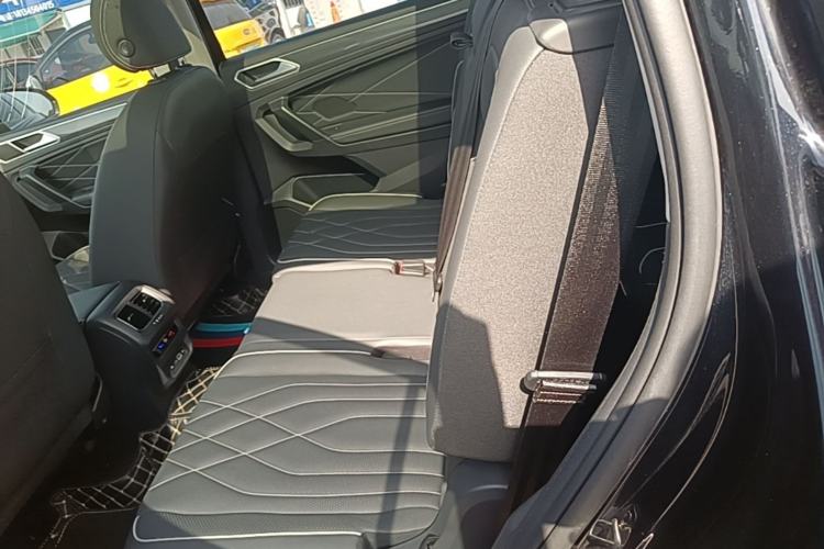 Used Volkswagen Tiguan L 2022 380TSI Automatic All-Wheel Drive R-Line Enhanced Comfort 7-Seater Left Rear Seat