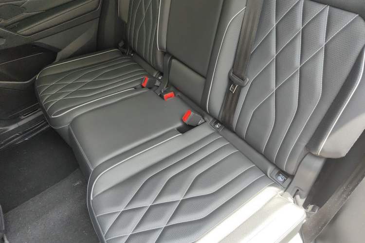 Used Volkswagen Tiguan L 2022 330TSI Automatic Two-Wheel Drive R-Line Flagship Edition Left Rear Seat