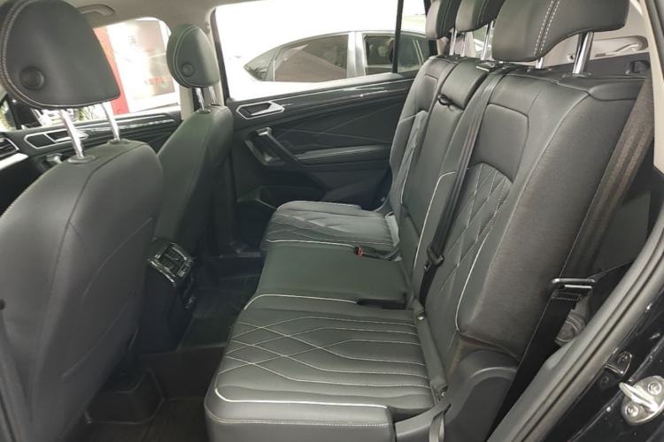 Used Volkswagen Tiguan L 2022 380TSI Automatic All-Wheel Drive R-Line Enhanced Comfort 7-Seater Left Rear Seat