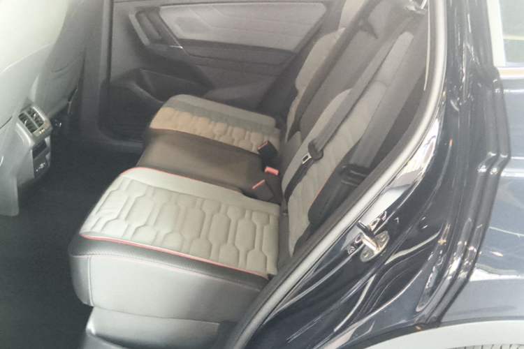 Used Volkswagen Tiguan L 2022 330TSI Automatic Two-Wheel Drive R-Line Flagship Edition Left Rear Seat