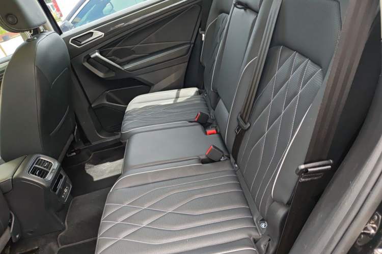 Used Volkswagen Tiguan L 2022 330TSI Automatic Two-Wheel Drive R-Line Enhanced Edition Left Rear Seat