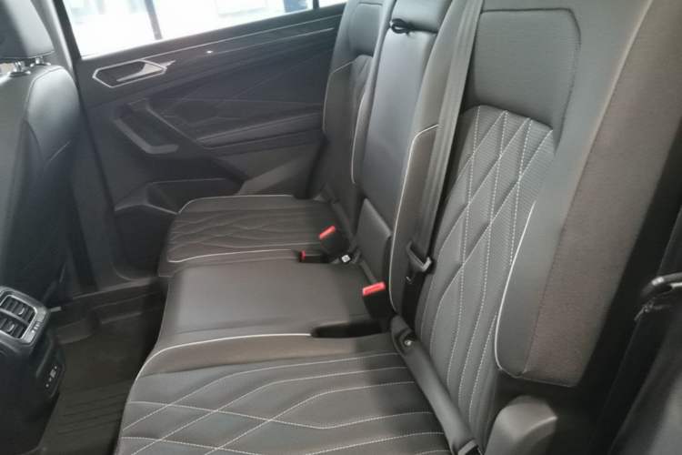 Used Volkswagen Tiguan L 2022 380TSI Automatic All-Wheel Drive R-Line Enhanced Comfort 7-Seater Left Rear Seat