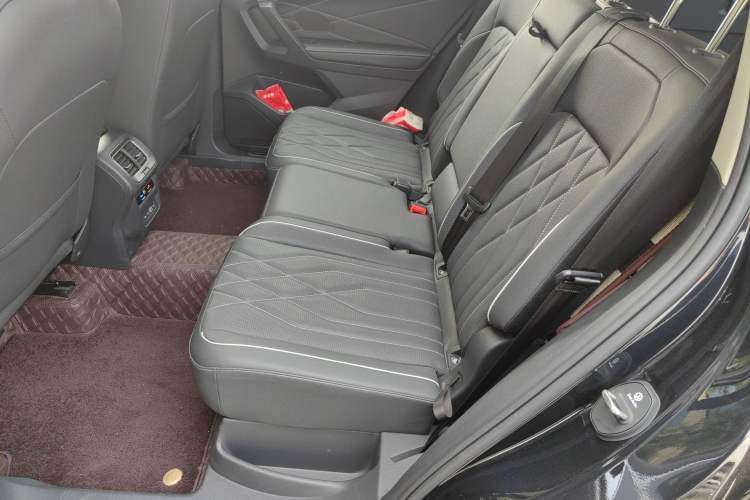 Used Volkswagen Tiguan L 2022 330TSI Automatic Two-Wheel Drive R-Line Enhanced Edition Left Rear Seat