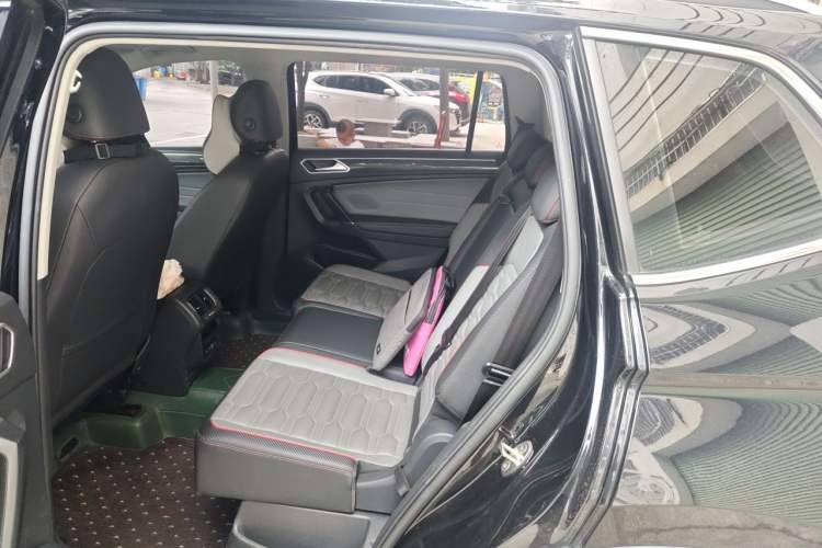 Used Volkswagen Tiguan L 2022 330TSI Automatic Two-Wheel Drive R-Line Flagship Edition Left Rear Seat