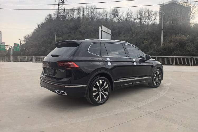 Used Volkswagen Tiguan L 2022 380TSI Automatic All-Wheel Drive R-Line Flagship 7-Seater Rear Right 45 Deg