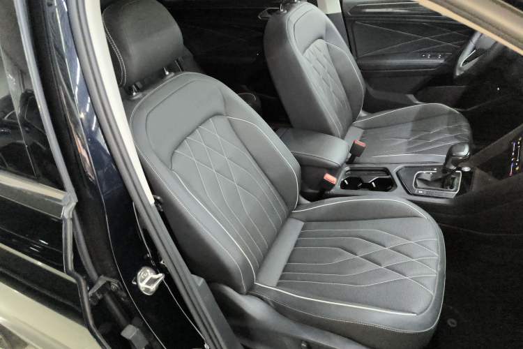 Used Volkswagen Tiguan L 2022 330TSI Automatic Two-Wheel Drive Smart Edition Right Front Seat