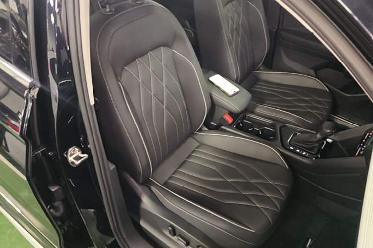 Used Volkswagen Tiguan L 2022 330TSI Automatic Two-Wheel Drive R-Line Enhanced Edition Right Front Seat