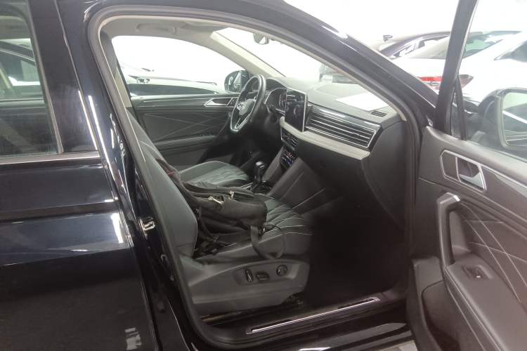 Used Volkswagen Tiguan L 2022 330TSI Automatic Two-Wheel Drive R-Line Enhanced Edition Right Front Seat
