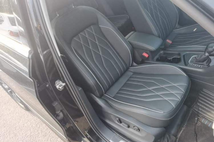 Used Volkswagen Tiguan L 2022 330TSI Automatic Two-Wheel Drive R-Line Enhanced Edition Right Front Seat