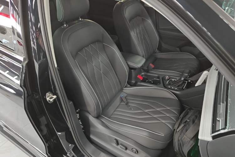 Used Volkswagen Tiguan L 2022 380TSI Automatic All-Wheel Drive R-Line Enhanced Comfort 7-Seater Right Front Seat