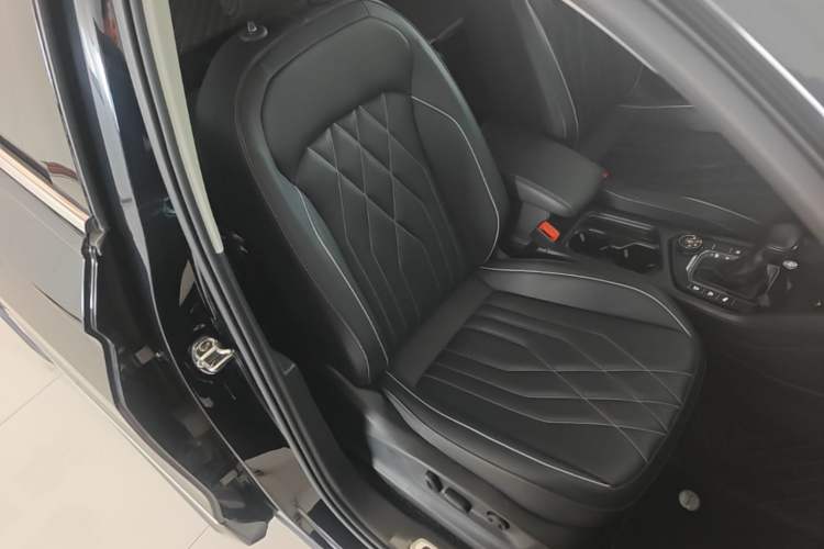 Used Volkswagen Tiguan L 2022 380TSI Automatic All-Wheel Drive R-Line Enhanced Comfort 7-Seater Right Front Seat