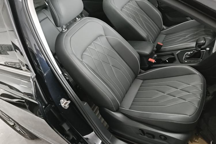Used Volkswagen Tiguan L 2022 330TSI Automatic Two-Wheel Drive Smart Edition Right Front Seat