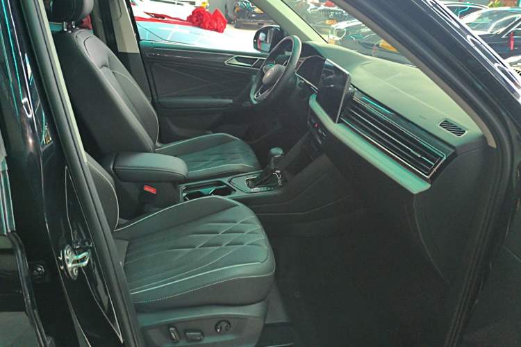 Used Volkswagen Tiguan L 2022 330TSI Automatic Two-Wheel Drive R-Line Enhanced Edition Right Front Seat