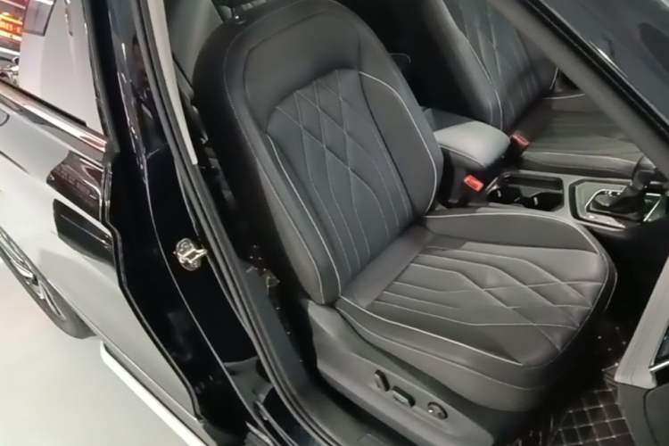 Used Volkswagen Tiguan L 2022 330TSI Automatic Two-Wheel Drive Smart Edition Right Front Seat