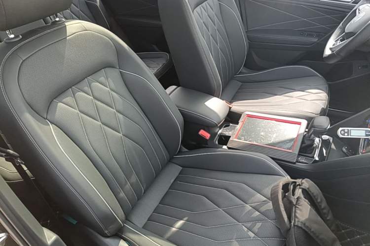 Used Volkswagen Tiguan L 2022 380TSI Automatic All-Wheel Drive R-Line Enhanced Comfort 7-Seater Right Front Seat