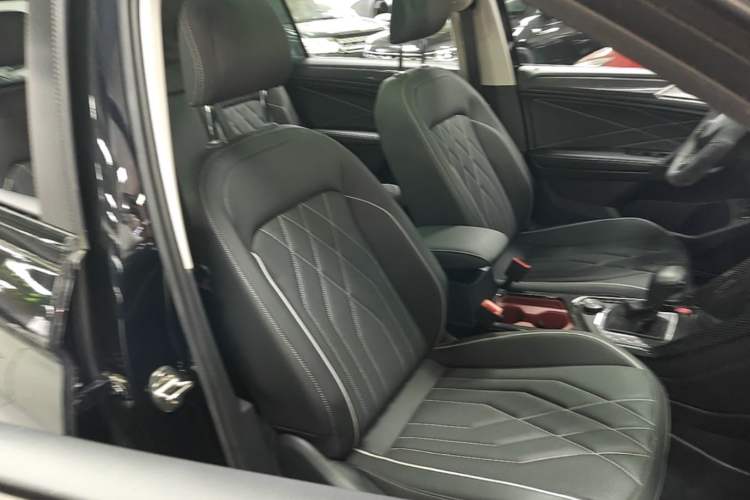 Used Volkswagen Tiguan L 2022 380TSI Automatic All-Wheel Drive R-Line Enhanced Comfort 7-Seater Right Front Seat