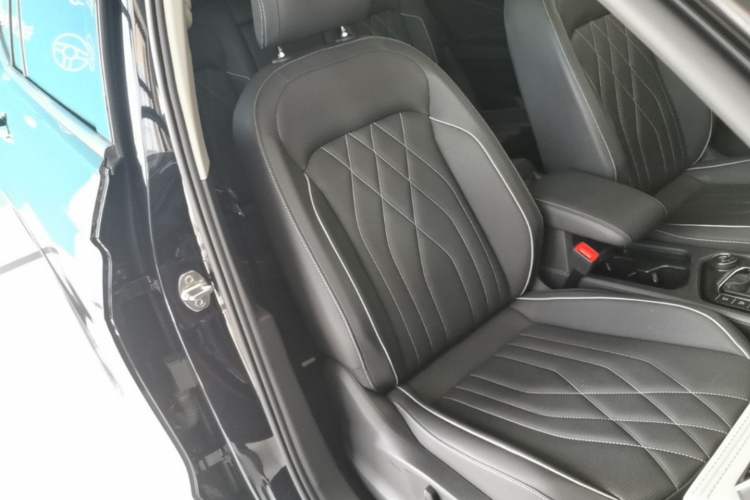 Used Volkswagen Tiguan L 2022 380TSI Automatic All-Wheel Drive R-Line Enhanced Comfort 7-Seater Right Front Seat