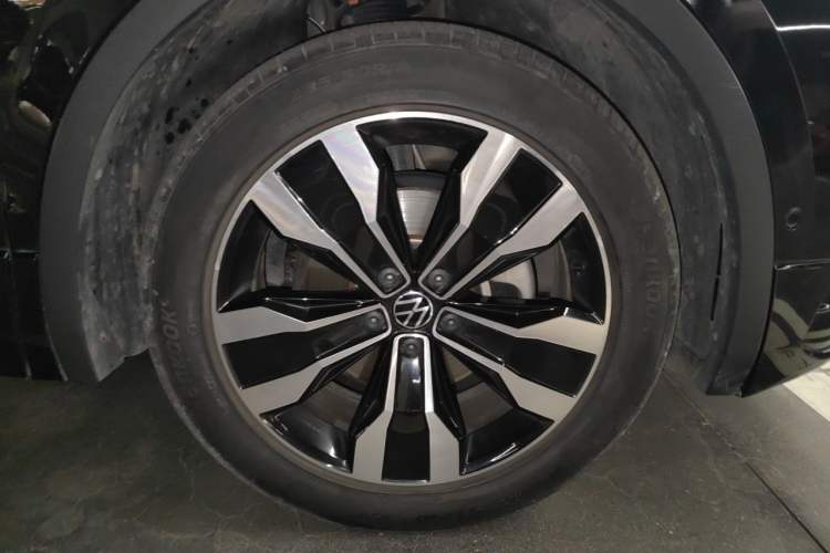 Used Volkswagen Tiguan L 2022 380TSI Automatic All-Wheel Drive R-Line Enhanced Comfort 7-Seater Right Front Wheel Hub