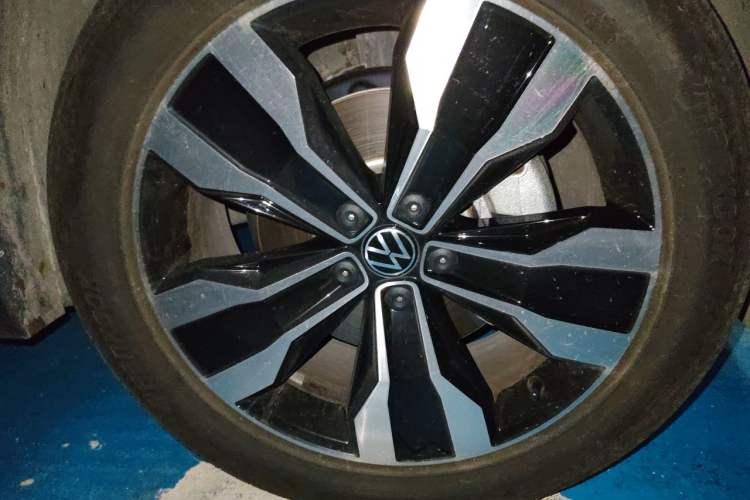 Used Volkswagen Tiguan L 2022 330TSI Automatic Two-Wheel Drive R-Line Enhanced Edition Right Front Wheel Hub