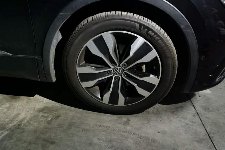 Used Volkswagen Tiguan L 2022 330TSI Automatic Two-Wheel Drive R-Line Flagship Edition Right Front Wheel Hub
