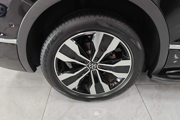 Used Volkswagen Tiguan L 2022 380TSI Automatic All-Wheel Drive R-Line Enhanced Comfort 7-Seater Right Rear Wheel Hub
