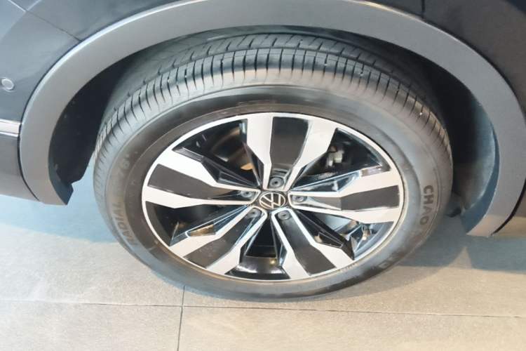 Used Volkswagen Tiguan L 2022 330TSI Automatic Two-Wheel Drive R-Line Flagship Edition Right Rear Wheel Hub