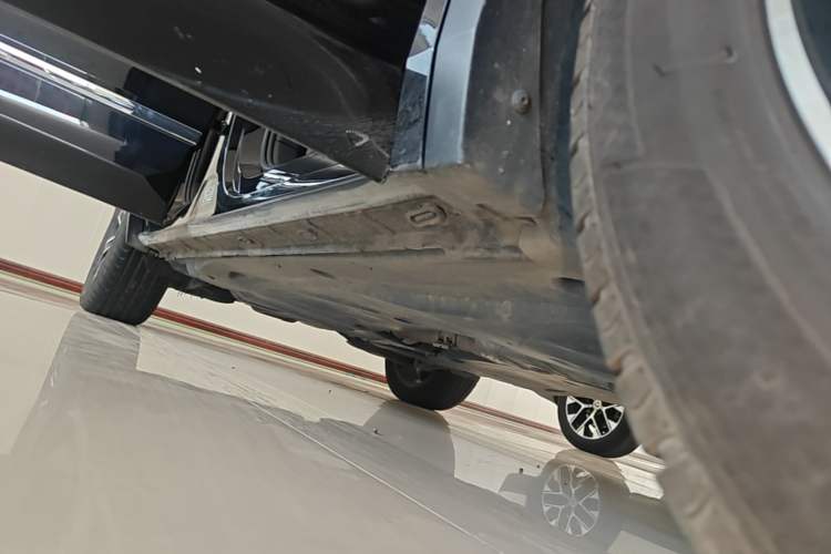 Used Volkswagen Tiguan L 2022 380TSI Automatic All-Wheel Drive R-Line Enhanced Comfort 7-Seater Right Side Sill