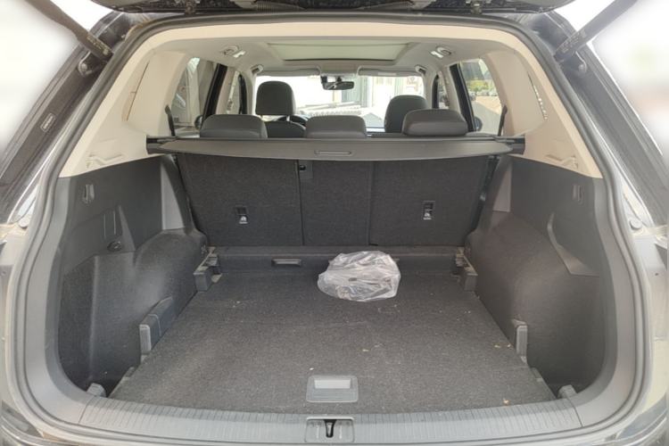 Used Volkswagen Tiguan L 2022 330TSI Automatic Two-Wheel Drive R-Line Enhanced Edition Trunk