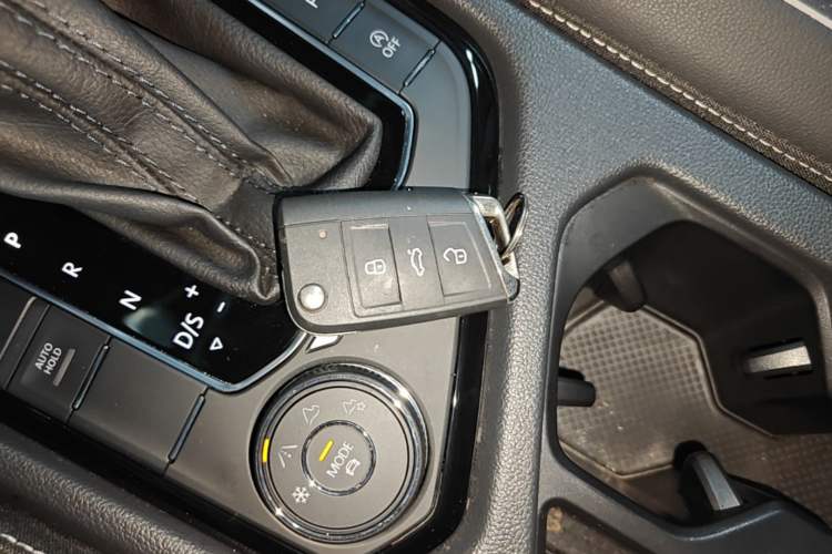 Used Volkswagen Tiguan L 2022 380TSI Automatic All-Wheel Drive R-Line Enhanced Comfort 7-Seater Vehicle Key