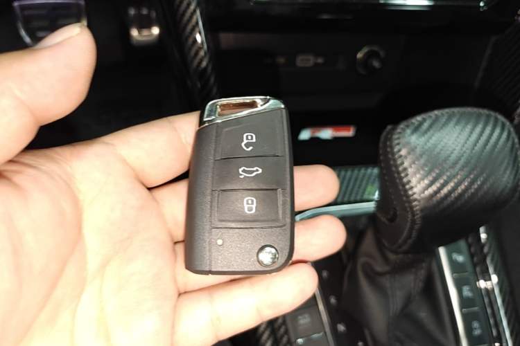 Used Volkswagen Tiguan L 2022 380TSI Automatic All-Wheel Drive R-Line Enhanced Comfort 7-Seater Vehicle Key
