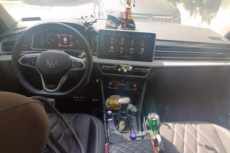Used Volkswagen Tiguan L 2022 330TSI Automatic Two-Wheel Drive R-Line Enhanced Edition Center Console
