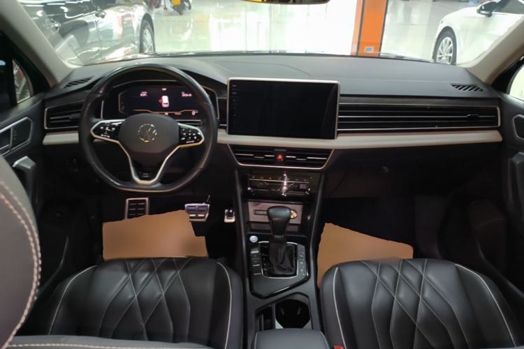 Used Volkswagen Tiguan L 2022 330TSI Automatic Two-Wheel Drive R-Line Enhanced Edition Center Console
