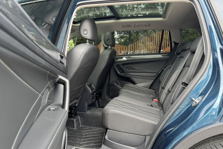 Used Volkswagen Tiguan L 2022 330TSI Automatic Two-Wheel Drive R-Line Enhanced Edition Interior 2
