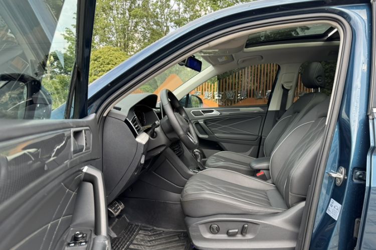 Used Volkswagen Tiguan L 2022 330TSI Automatic Two-Wheel Drive R-Line Enhanced Edition Interior 3