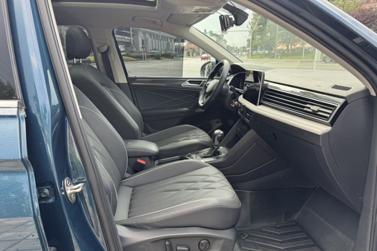 Used Volkswagen Tiguan L 2022 330TSI Automatic Two-Wheel Drive R-Line Enhanced Edition Interior 4