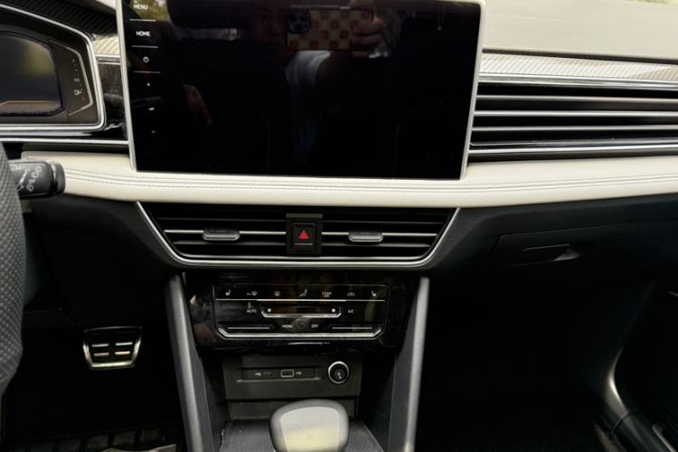 Used Volkswagen Tiguan L 2022 330TSI Automatic Two-Wheel Drive R-Line Enhanced Edition Interior 7