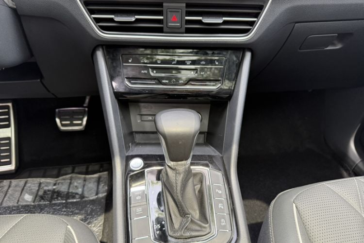 Used Volkswagen Tiguan L 2022 330TSI Automatic Two-Wheel Drive R-Line Enhanced Edition Interior 9