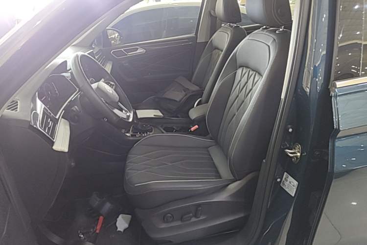 Used Volkswagen Tiguan L 2022 330TSI Automatic Two-Wheel Drive R-Line Enhanced Edition Left Front Seat