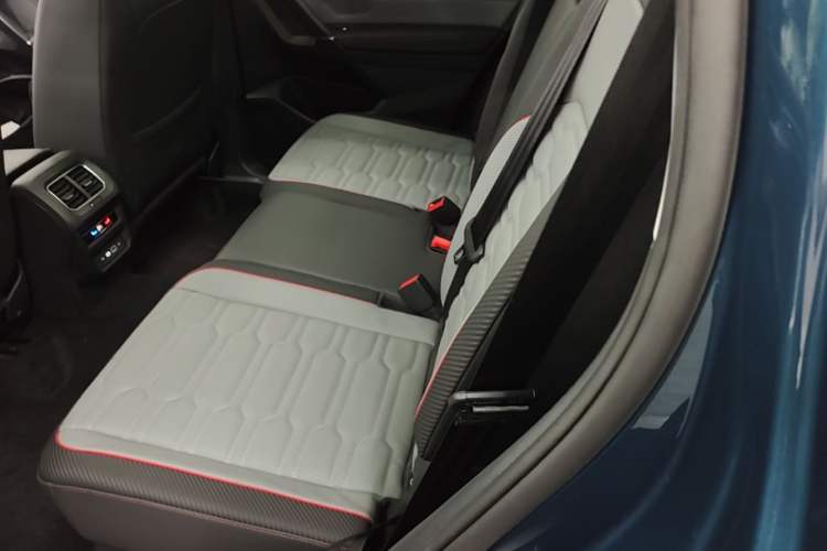 Used Volkswagen Tiguan L 2022 330TSI Automatic Two-Wheel Drive R-Line Flagship Edition Left Rear Seat