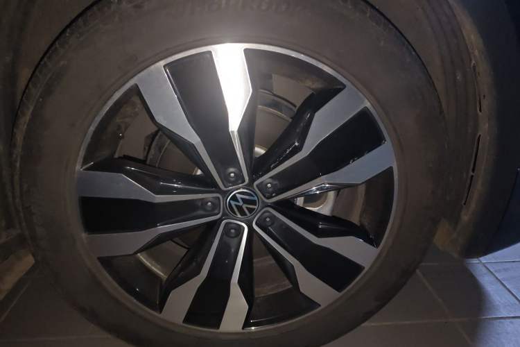 Used Volkswagen Tiguan L 2022 330TSI Automatic Two-Wheel Drive R-Line Enhanced Edition Right Front Wheel Hub