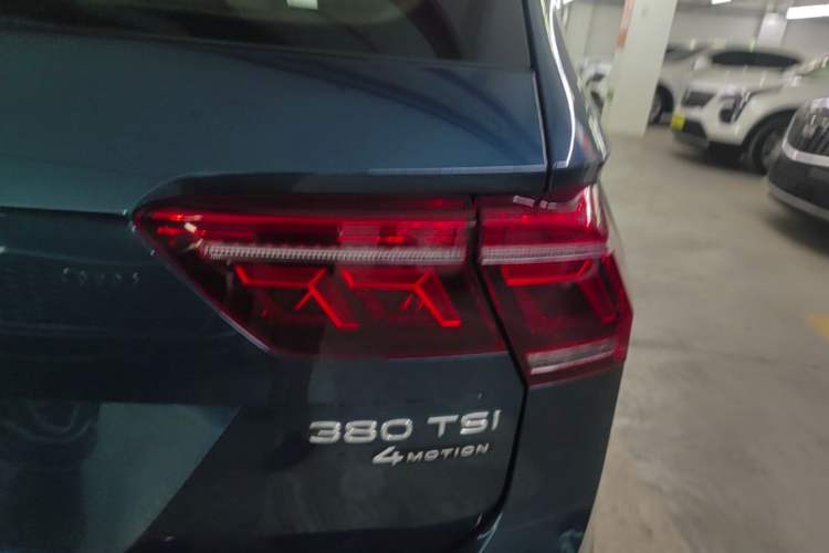Used Volkswagen Tiguan L 2022 380TSI Automatic All-Wheel Drive R-Line Flagship 7-Seater Right Rear Taillight
