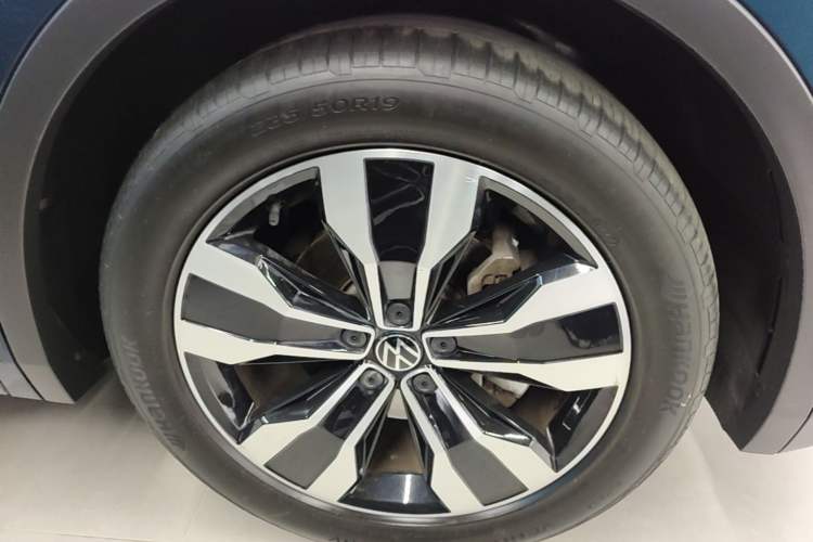 Used Volkswagen Tiguan L 2022 330TSI Automatic Two-Wheel Drive R-Line Flagship Edition Right Rear Wheel Hub